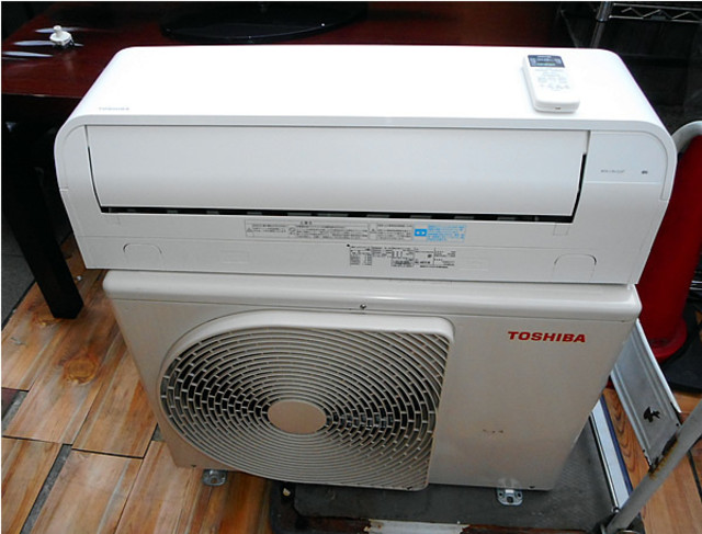 2015年製 東芝 ルームエアコン RAS-405SR（W) 14畳程度□ 100V