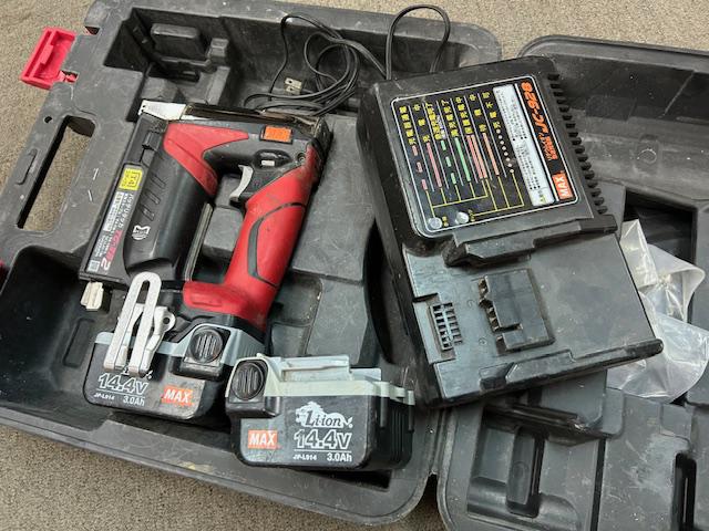 電動工具　タッカ