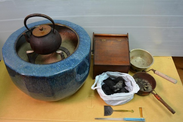 陶器 手焙り 火鉢 炭・灰付 海鼠釉 金魚鉢 十二角形 45㎝ 中古品 （ まとめて片付け 不要品）の買取価格 （ID:325999）｜おいくら