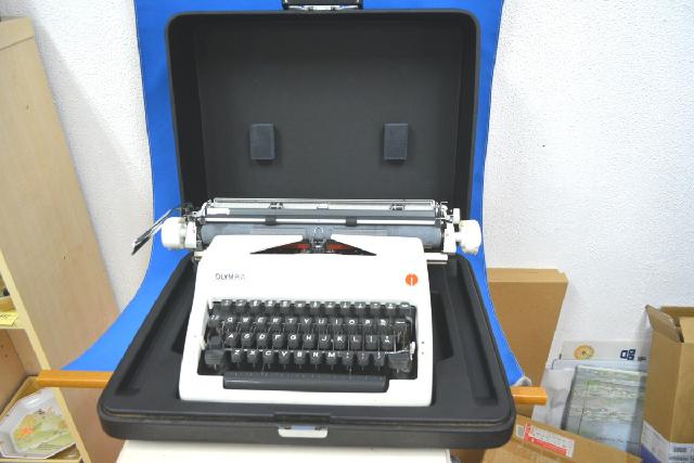 OLYMPIA タイプライター　西ドイツ製 ケース付