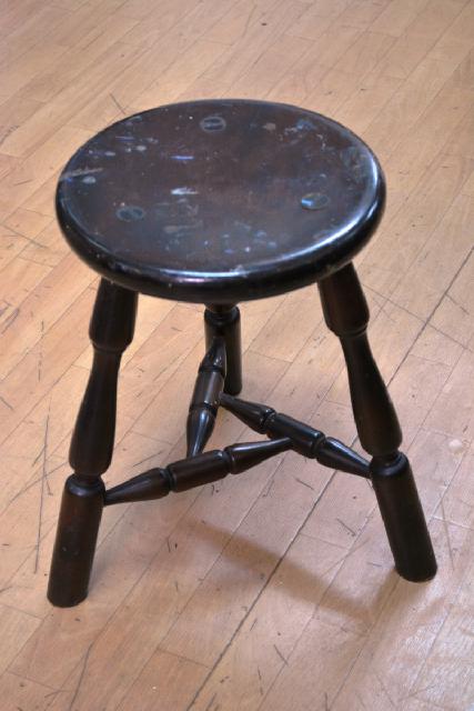 松本民芸家具 無垢 丸型 三脚 木製スツール 絵具付 絵描きさんの椅子 中古品