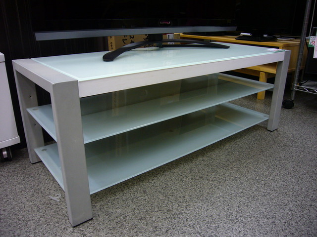 工場 グレーのテレビ台 ガラス棚付き グレーのテレビ台 ガラス棚付き