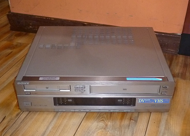 ソニー miniDV/DV/VHS ビデオデッキ WV-D700（ビデオデッキ）の買取 