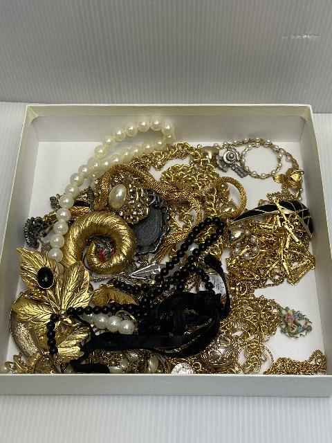 に*ん様 イミテーション アクセサリーまとめ売り ゴールドカラー 金色 総重量5 メッキ イミテーション アクセサリー おまとめの買取実績 | 買取専門店