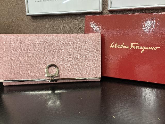 フェラガモ買取　ブランド買取　財布買取　買取箕面　買取池田　おたからや箕面店