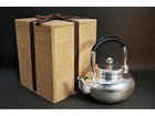 純銀製 羽原一陽作 鎚目 南鐐湯瓶 湯沸 共箱の詳細ページを開く