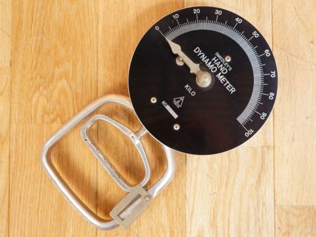 握力計　スメドレー式　100kg 箱入り Amazon.co.jp: 秦運動具工業 スメドレー型握力計100kg 103-S