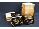 漆芸 金彩菊梅文様 四段重箱 二段 高台付の詳細ページを開く