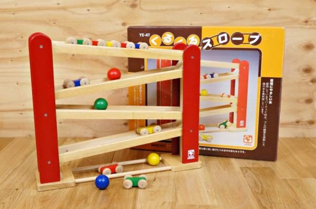 知育玩具 くるくるスロープ