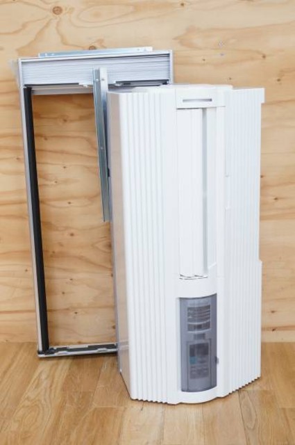 トヨトミ 窓用エアコン1.8kW
