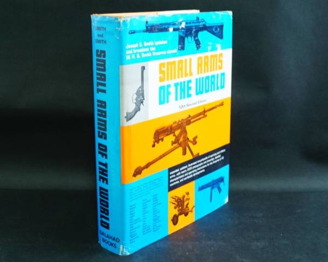 洋書 SMALL ARMS OF THE WORLD 10th Revised Edition 銃