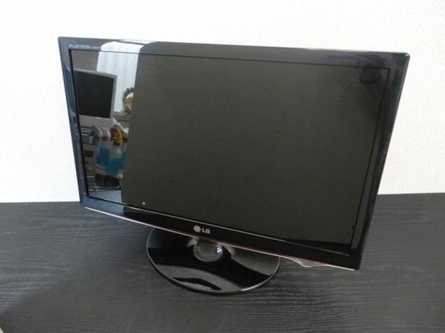 ベルギー製 LG W2261VV PCモニター - ディスプレイ