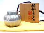 【買取専門店よろずやあびこ店】静寿居蔵苑造 純錫 菊 茶入 茶道具の詳細ページを開く