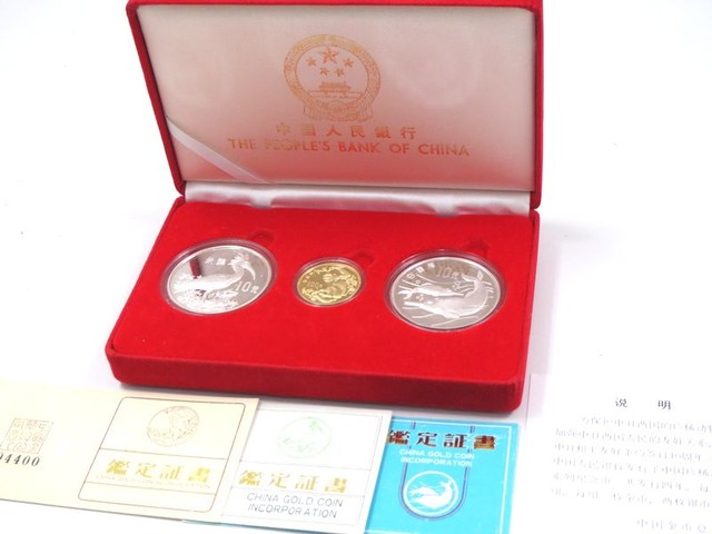 【買取専門店よろずやあびこ店】中国人民銀行 1988年 珍稀動物 100元金貨 10元銀貨