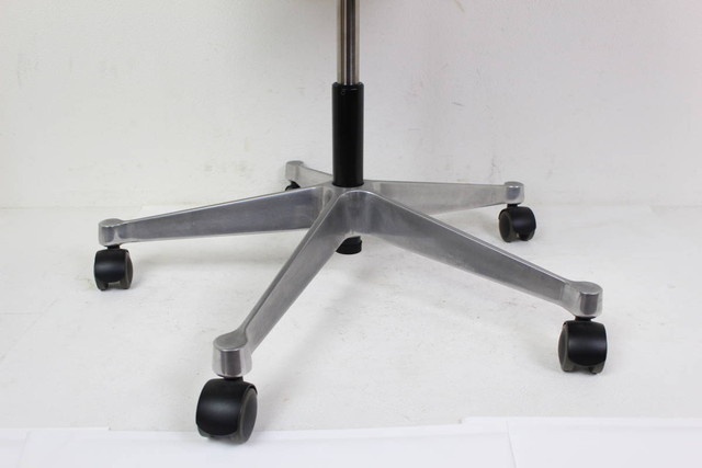 Vitra イームズ アームシェルチェア キャスターベース 昇降機能