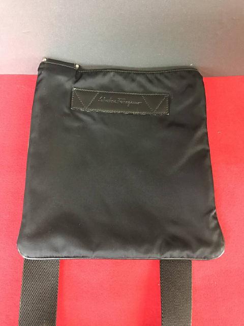 AU-24/4517/フェラガモ/ferragamo/ナイロン/ショルダーバッグ/薄型/斜め掛け/メ