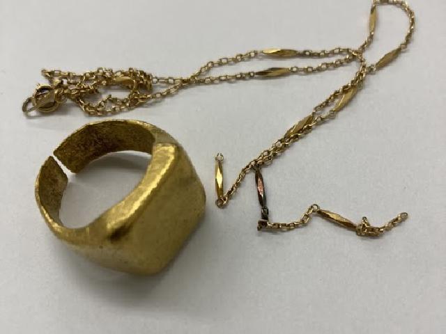 金の指輪とネックレス
