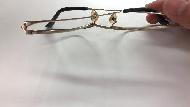 壊れた眼鏡フレーム（レンズなし）