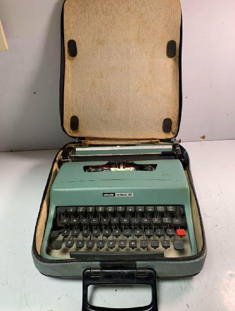 olivetti Lettera 32 中古タイプライター （ まとめて片付け 不要品
