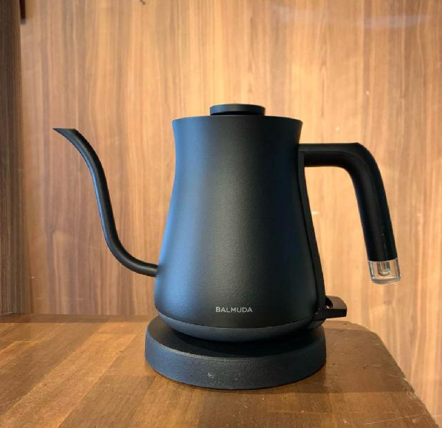 【超特価sale開催】  バルミューダ電気ケトル｜ブラック／K02A-BK その他家電）の （ 調理器具