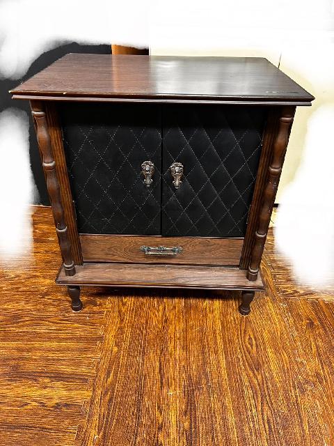 レトロ調 サイドキャビネット　キルティング扉　収納棚