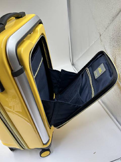 小型の黄色いスーツケース　高さ50cm 幅37ｃｍ　　　　奥行き24ｃｍ