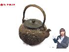 亀文堂 銘あり 鉄瓶 口径9.8cm 高さ(持ち手含)約23cm 骨董関連上品 茶器 茶道具 現状品の詳細ページを開く