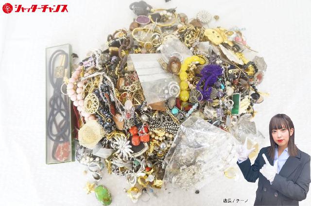 ネックレス ブローチ リング 指輪 カフス 他 イミテーション アクセサリー 総重量:約5.5kg 