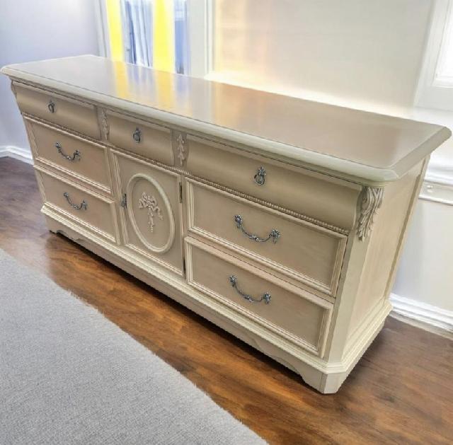 LYNN HOLLYN リンホーリン 淡い色調が上品なサイドボード チェスト