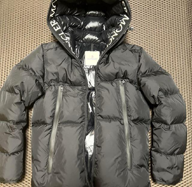 Moncler モンクレール ダウンジャケット　(ゆかり本舗)