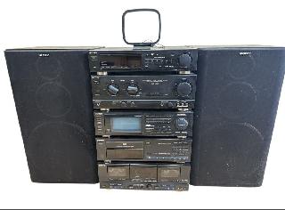 昭和40年代物のレコード針ステレオコンポです。