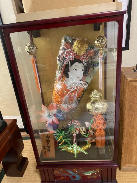 処分にお困りのガラスケース入り羽子板飾り （ アンティークトイ）の