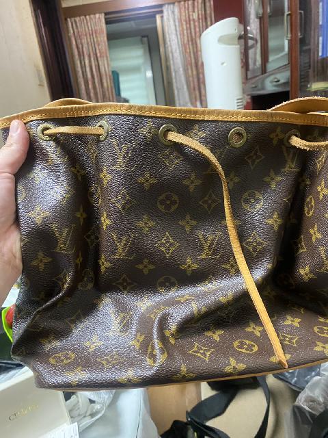 紐が切れた古いヴィトンのバッグ