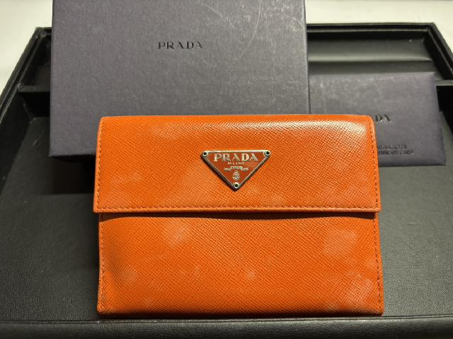 PRADA オレンジ 三つ折り財布 プラダ（PRADA） トライアングルロゴ付き三つ折り財布 （ プラダ）の