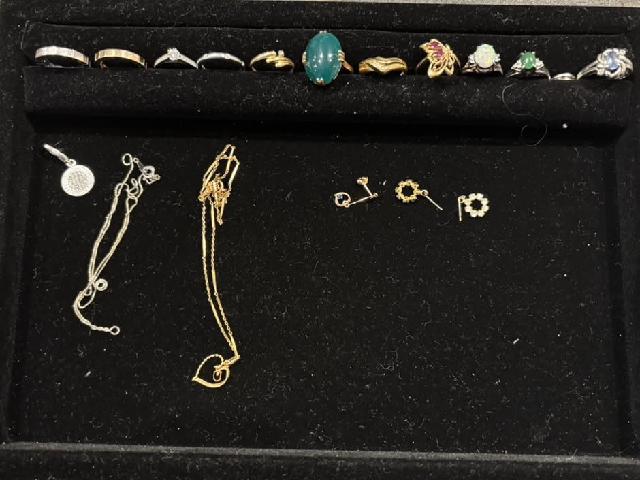 リング、ネックレスなどのアクセサリー類