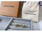 LOUIS VUITTON ルイヴィトン ピアス Vモチーフ ゴールドカラーの詳細ページを開く