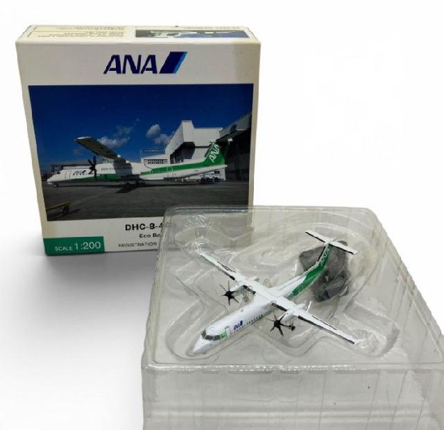 全日空商事製 1/200スケール ボンバルディアDHC-8-400「エコボン
