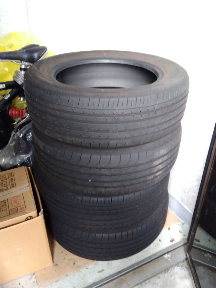 タイヤ　YOKOHAMA　BluEarth-RV　215/60R17　96H