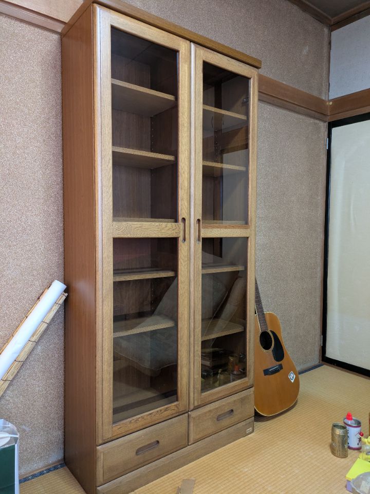 ガラス扉付き書棚