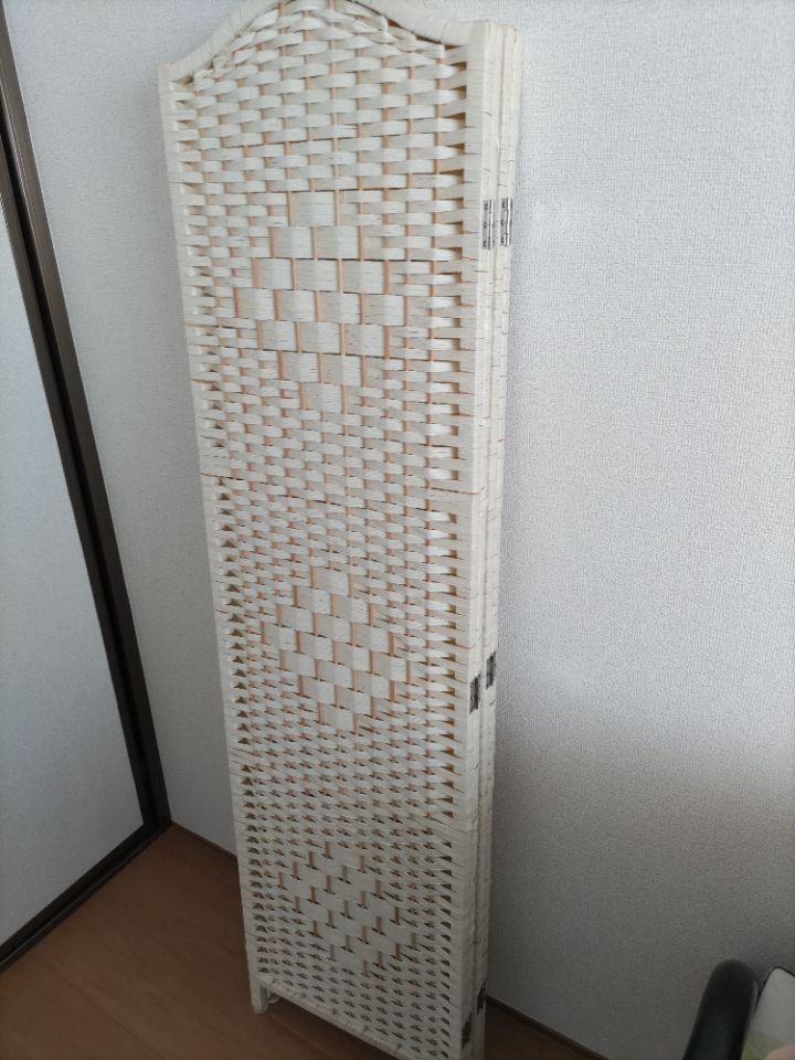 白い4枚折りのついたて