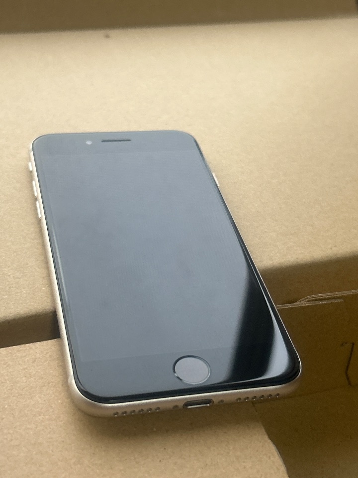 iPhoneSE第3世代64GB SIMフリー　型番A2782EMC8064