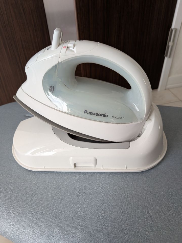 パナソニックアイロン　NI-CL308Y