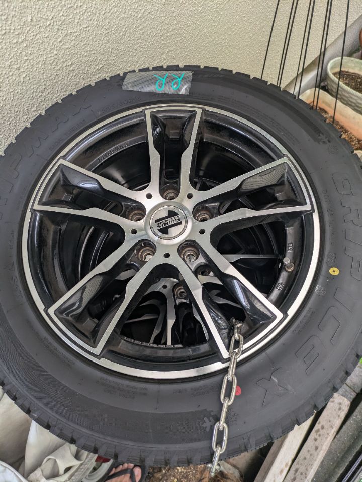タイヤ：GRIP　ICE　X（スタッドレス）　ホィール：KELLENERS　Sport